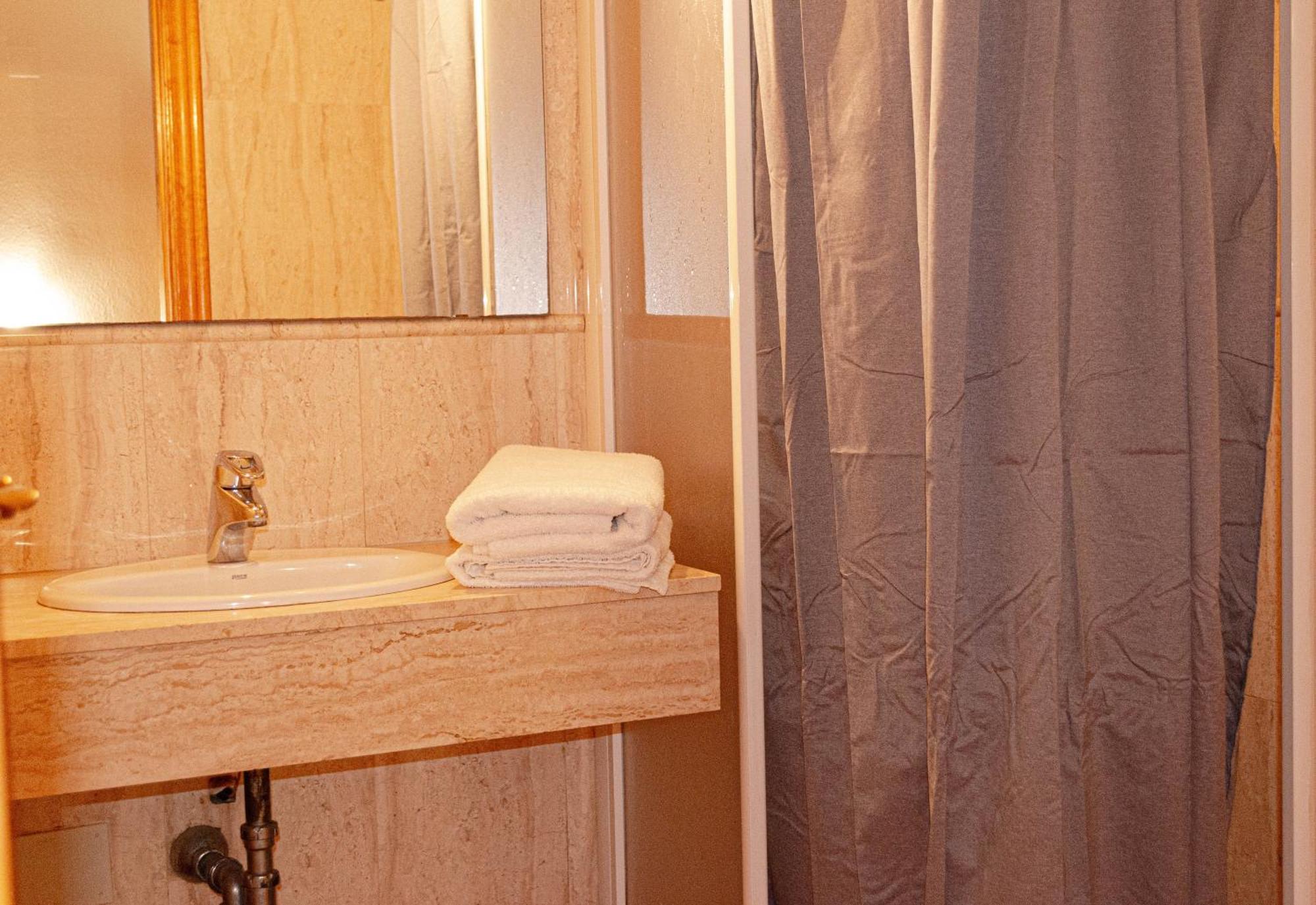 Hostal Gran Via Levante تورّيفيِخا المظهر الخارجي الصورة